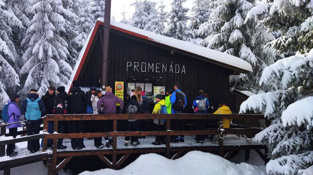 Kiosek, kde určuje ceny zákazník, slouží turistům v Jizerkách už přes 30 let